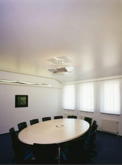 Konferenzraum mit weißen Wänden und einer weichen Decke