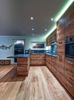 Schreinerküche aus Holz mit edler Vertäfelung und Holzparkett