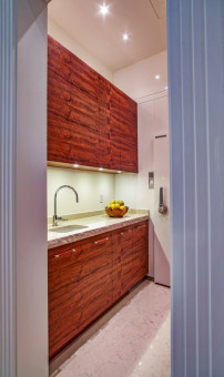 Moderne Küche mit edler Holzvertäfelung und integriertem Waschbecken