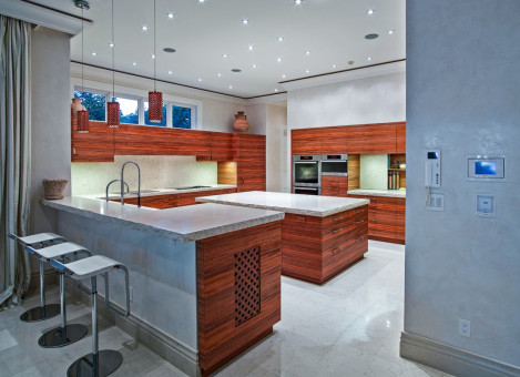 Moderne Küche mit massiver Arbeitsfläche und Ess-Nische Übersicht