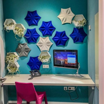 Lougle - Büroeinrichtung - München 24 Arbeitsplatz mit stilvollen Wandelementen. Büroeinrichtung - Entwurf: Susanne Brückner und Team (BRÜCKNERINNEN)