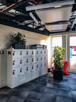 Warehouse 500 - Büroeinrichtung - München 11 Schließfächer in modernem Büro mit Pflanzen und Aktenordnern, helle Farben und offene Fenster sorgen für freundliche Atmosphäre.