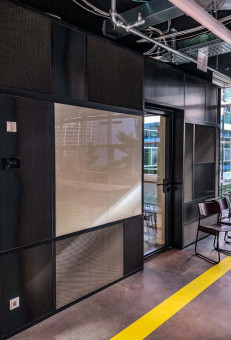 Warehouse 500 - Büroeinrichtung - München 19 Moderne Büroumgebung mit einer großen Glaswand, die den Raum hell und offen wirken lässt. Sichtbare Sitzgelegenheiten und minimalistische Abläufe.