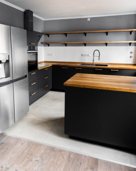 Edelstahl Side-by-Side Kühlschrank angepasst an anthrazit lackierte Schreinerküche