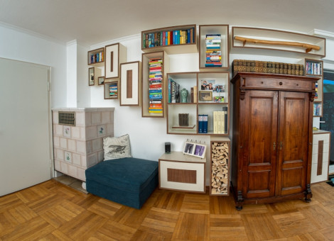 Frontalansicht eines Wohnzimmer-Schranks mit Büchern