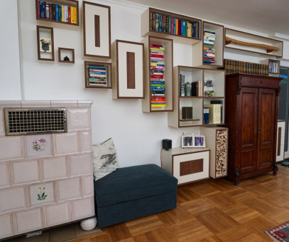 Wohnzimmer mit Kamin und schwebendem Bücherregal