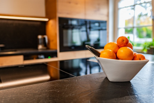 Orangen in einer Schale in einer modernen Küche