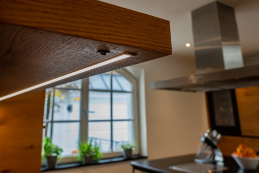 In Holz eingebautes Licht in einer modernen Küche