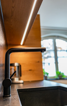 Moderner Wasserhahn in einer Küche