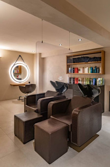 Friseureinrichtung-Puro-moderne-Einrichtung-zwei-Sessel-mit-Kopfwaschbecken