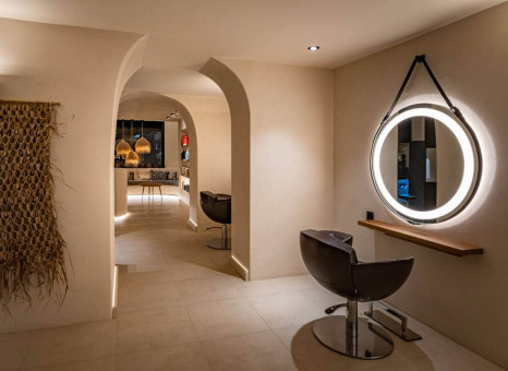 Friseureinrichtung-Puro-moderne-Einrichtung-beleuchtete-runde-Spiegel