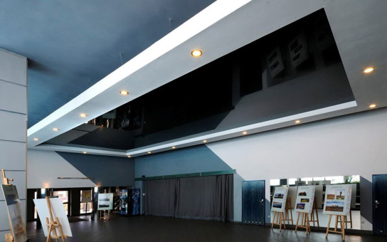 Ein Konzertsaal ist mit einer dunklen hochglänzenden Deckenfolie bespannt, die über 20 Meter lang ist