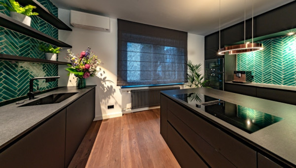 Küche matt Schwarz mit Occio Lampen in Rosègold