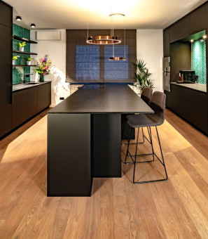 Schreinerküche in matt schwarz mit Kücheninsel und Küchenzeile links und rechts