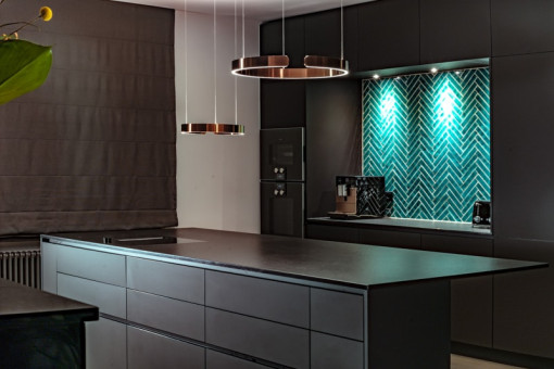schwarz matte Küche mit Fischgrätfliesen vom Schreiner aus München