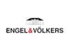 Logo von Engel & Völkers AG ein deutscher Franchisegeber im Bereich der Vermittlung von Wohn- und Gewerbeimmobilien.