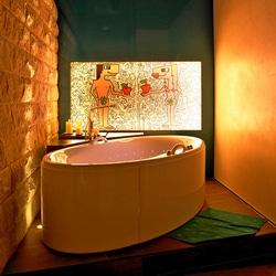 Ladenbau - Badewanne im Spa-Bereich mit Lichtwand