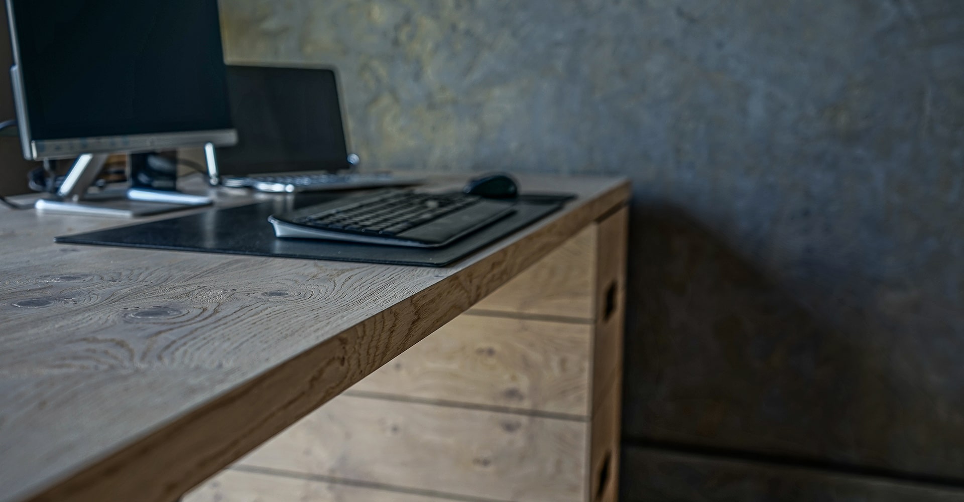 Nahaufnahme eines edle Holzschreibtisch in einem privaten Arbeitszimmer