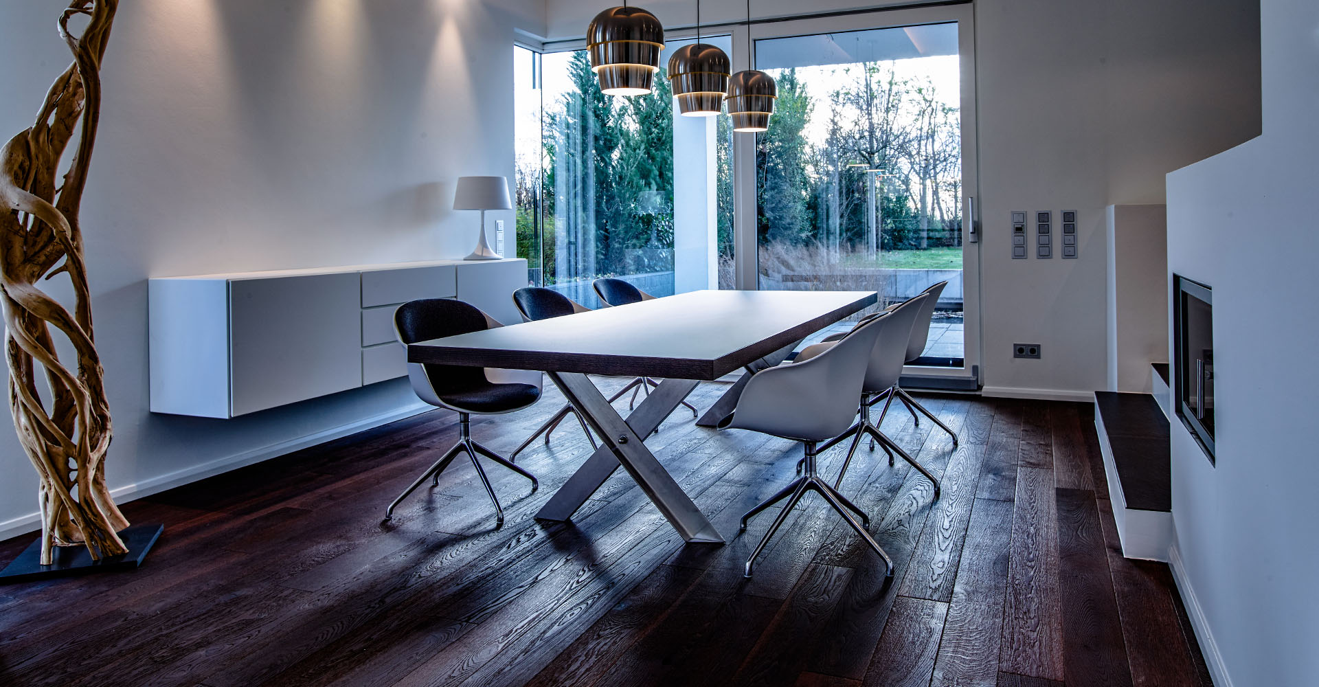 Modernes Esszimmer mit offener Küche und modernen Deckenlampen