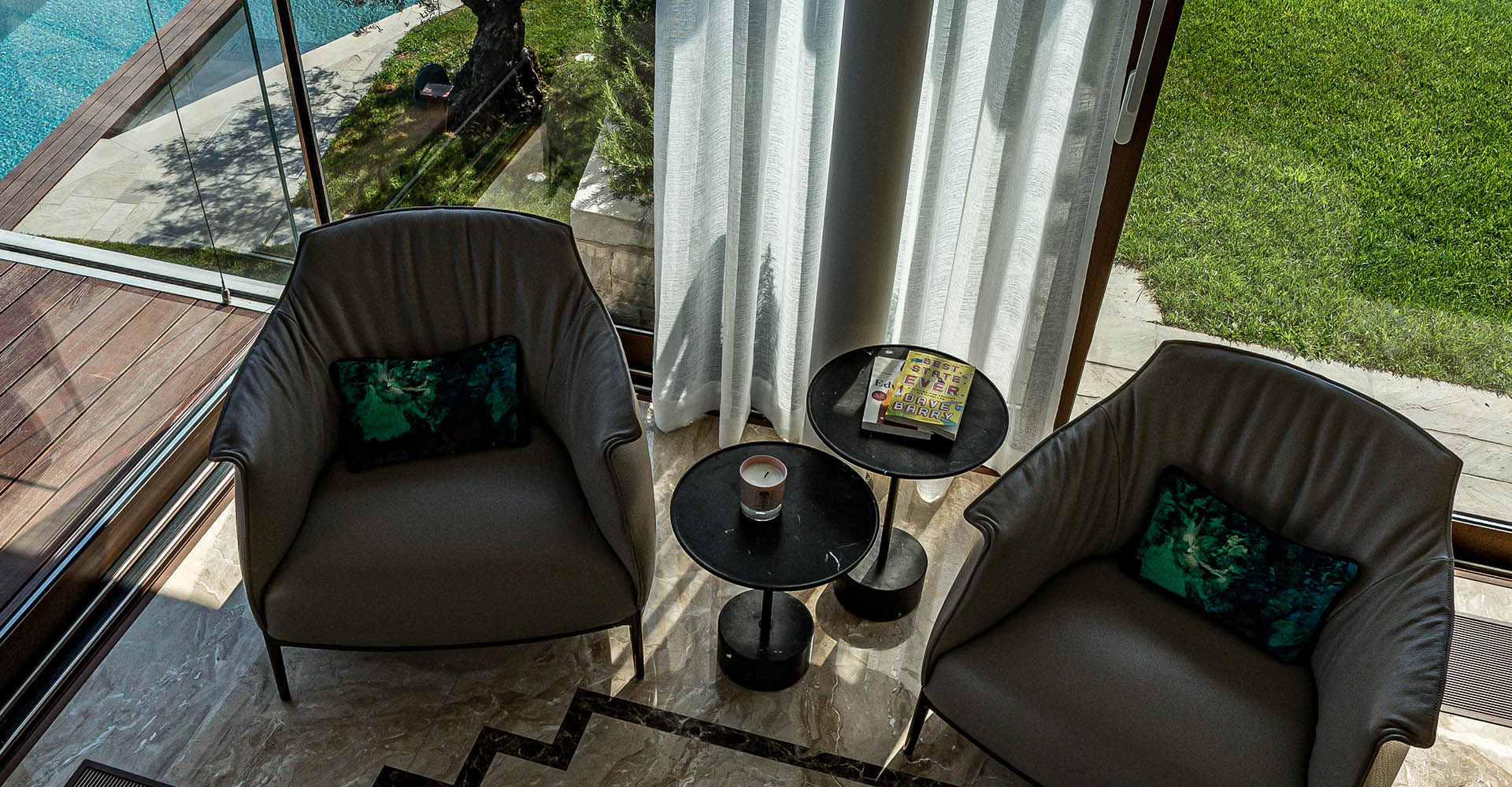 Sessel-Kombination in einem Wohnzimmer am Gardasee