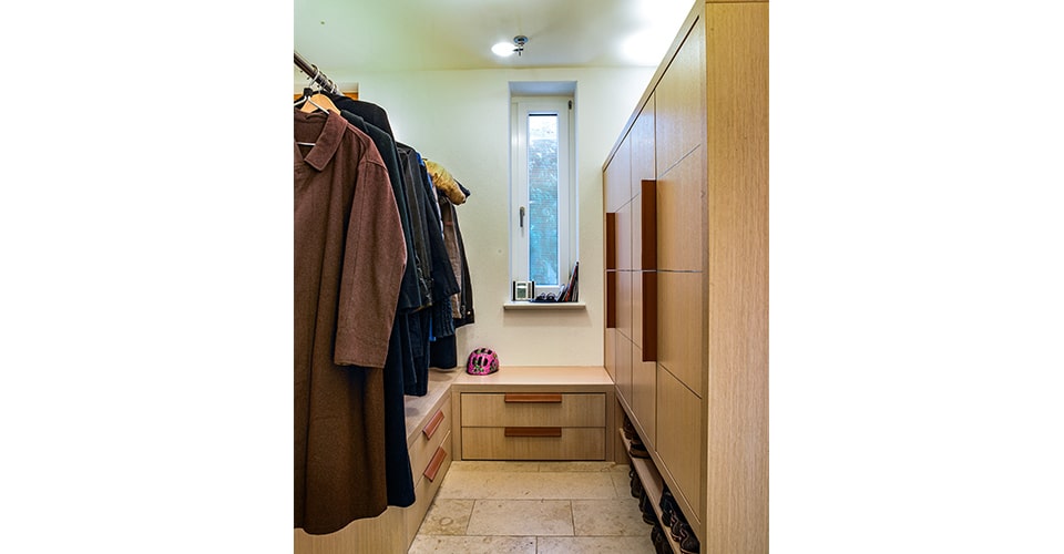 Garderobe vom Schreiner mit Holzfront und Schubladen