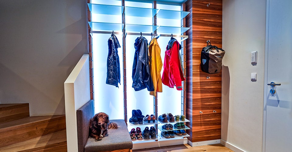 Garderobe-Regalsystem-Glasboden-Kleidung-Holz-1