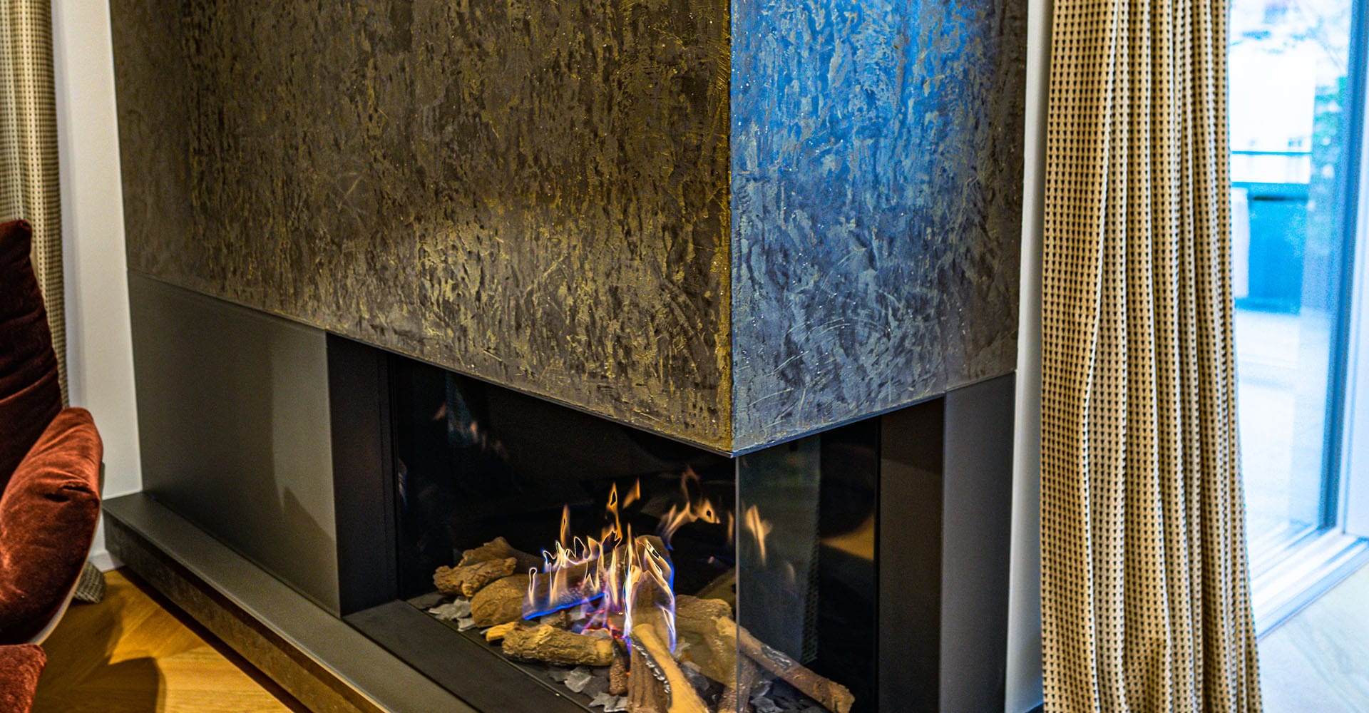 Kamin mit künstlerischer Verspachtelung