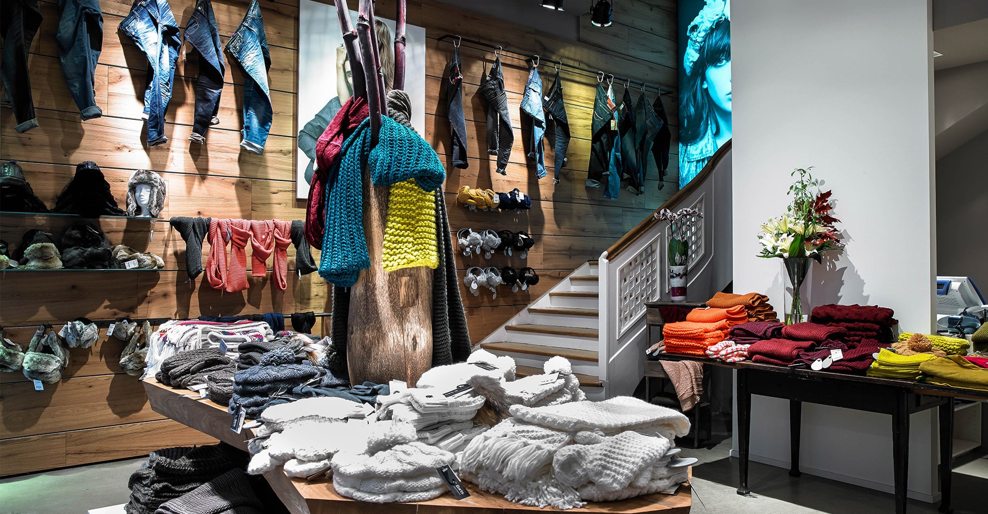 Ladenbau vom Schreiner aus München mit edler Holzvertäfelung