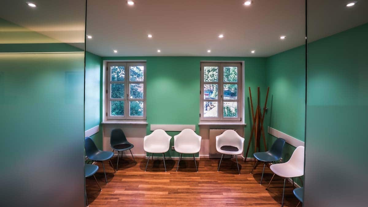Ein Wartezimmer vor dem Praxisumbau mit grünen Wänden