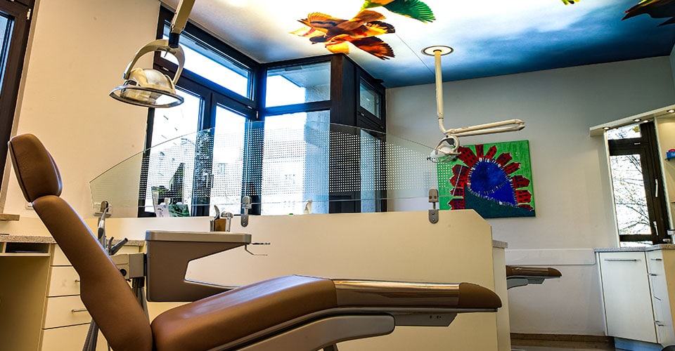 Praxiseinrichtung - Zahnarztpraxis eingerichtet mit einer bunten Lichtdecke