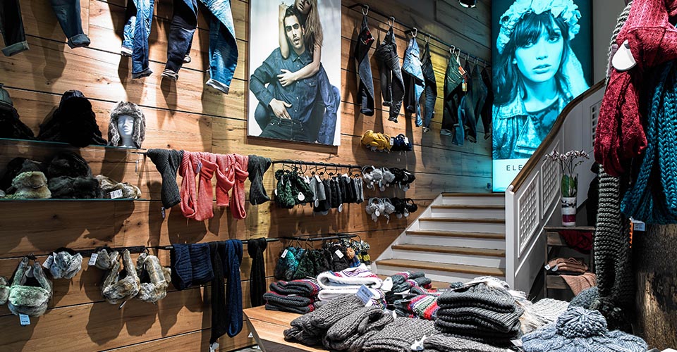 Showroom von Jeans Kaltenback mit Winterkleidung und Lichtkästen