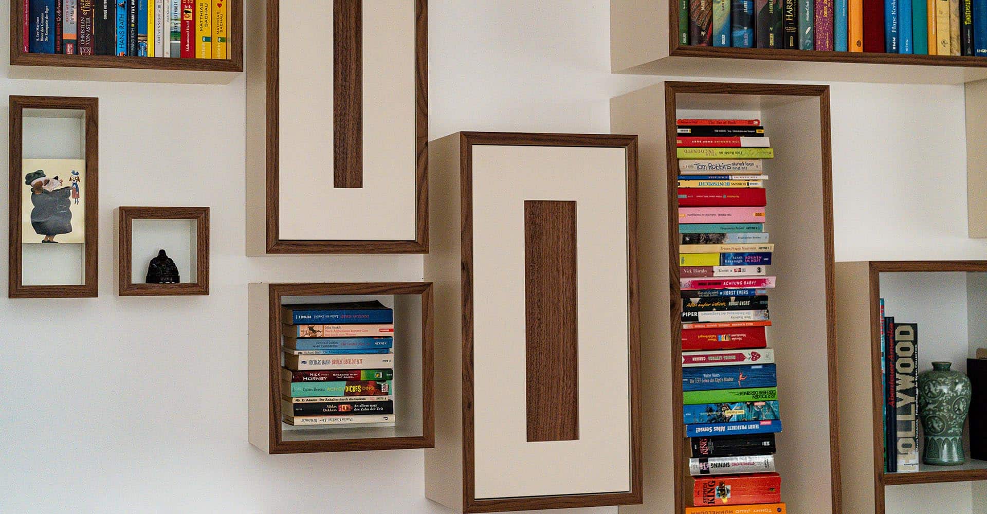 Schwebendes Bücherregal im Wohnzimmer