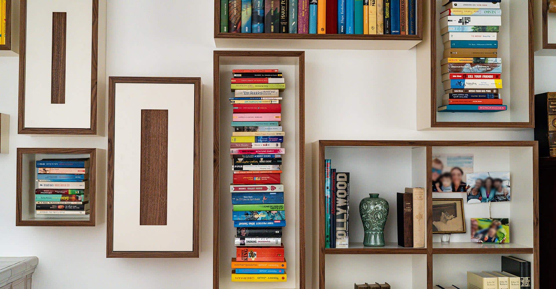 Schwebender Schrank im Wohnzimmer mit Büchern