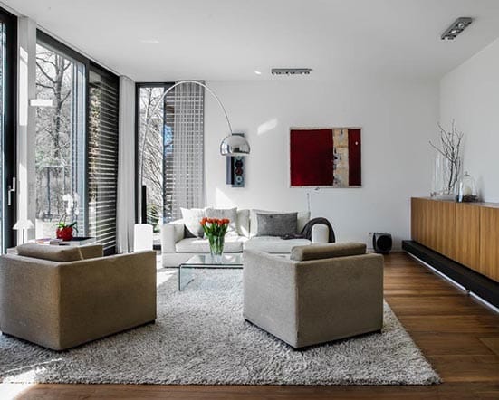 Wohnzimmereinrichtung mit Glasfront und weißem Teppich