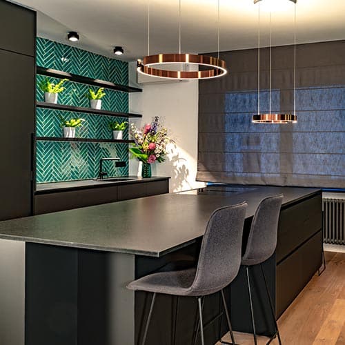 Atemberaubende schwarze Küche matt mit Insel