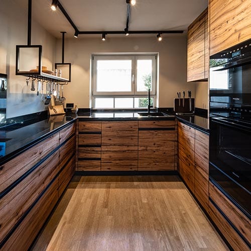 Alteiche Küche mit Nero Assoluto Granit | ARVE