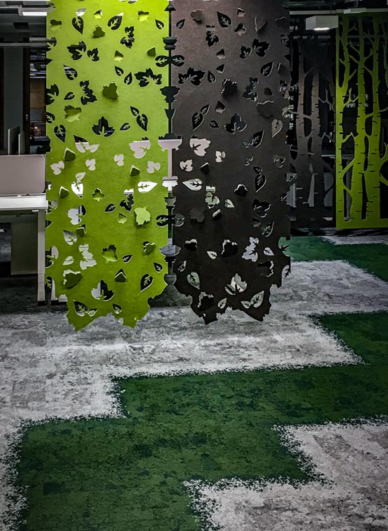 zwei Akustikpanele die frei schwebend in grün und grau in einem Büro hängen