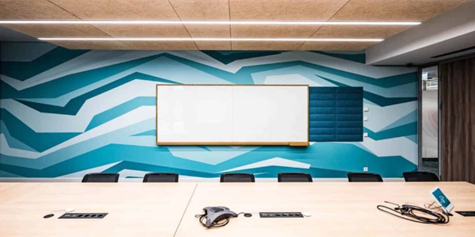Besprechungsraum eines Büros mit Akustikpanelen neben einem Whiteboard