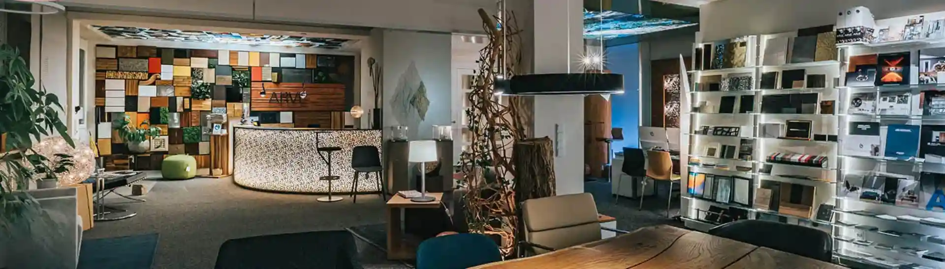 Showroom-Arve-Einrichtung-mit-vielen-Mustern und Konferenzraum
