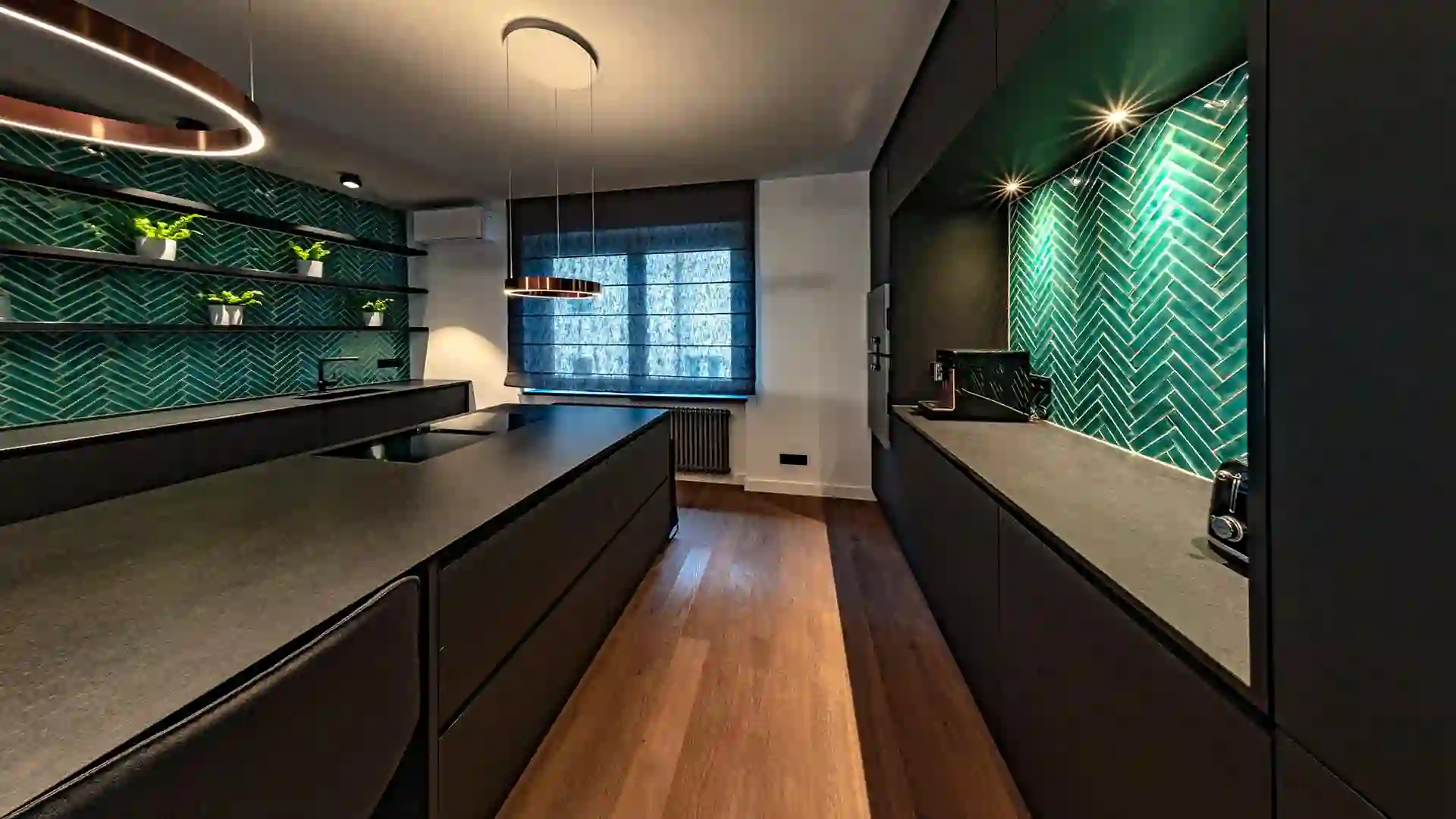 moderne Schreinerküche mit grünen Fliesen