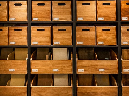 Material- und Musterregal aus Holz mit übersichtlich angeordneten Schubladen und Fächern zur Bemusterung von Oberflächen und Materialien – 